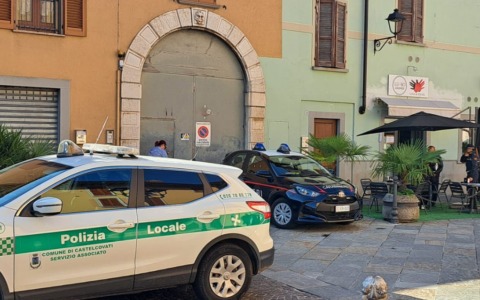 Castelcovati, ubriaco al bar aggredisce i carabinieri e danneggia l’auto: scatta l’arresto, chiuso il locale