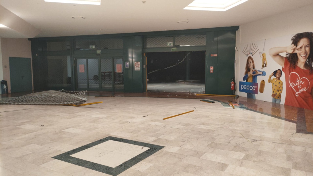 Chiari, sfondano la vetrata dell’Italmark per rubare ma dentro ci sono i Vigili del fuoco