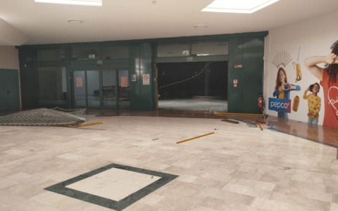 Chiari, sfondano la vetrata dell’Italmark per rubare ma dentro ci sono i Vigili del fuoco