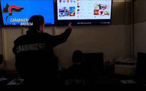 Adescava minorenni sui social: allenatore di basket arrestato per pedopornografia