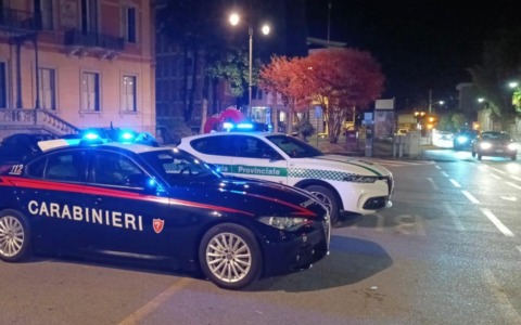 Maxi controllo tra Breno ed Edolo: tre automobilisti ubriachi e un uomo denunciato dopo fuga all’alt