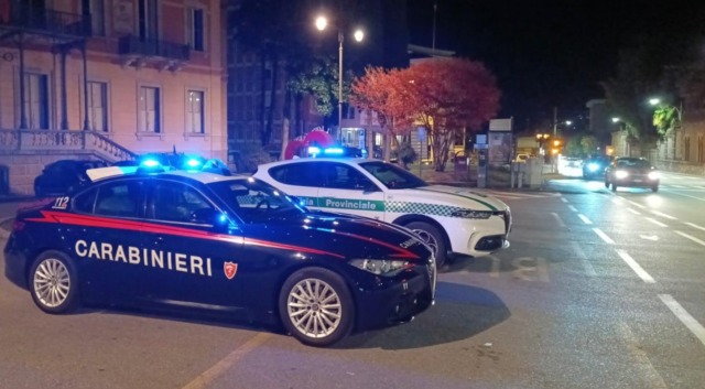Maxi controllo tra Breno ed Edolo: tre automobilisti ubriachi e un uomo denunciato dopo fuga all’alt