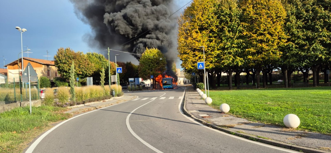 Pullman in fiamme, autista salva i passeggeri: “Scendete tutti”