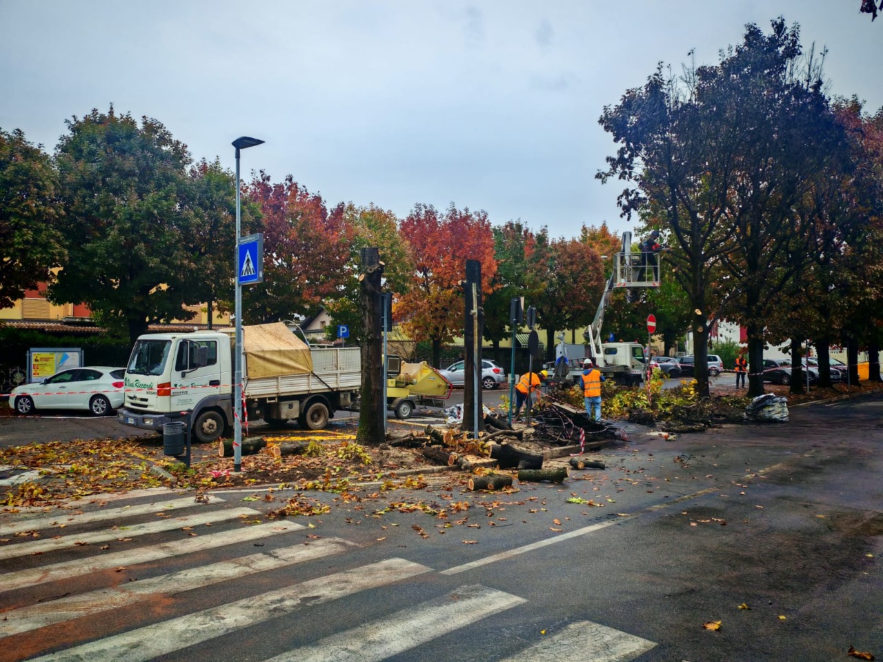 Autobus in fiamme a Castrezzato, prosegue la bonifica della strada