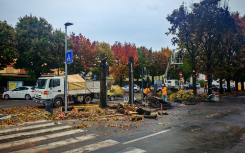 Autobus in fiamme a Castrezzato, prosegue la bonifica della strada