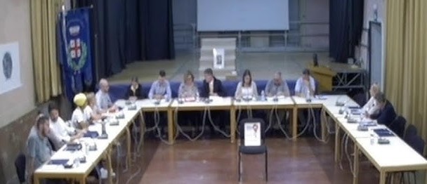 Consiglio comunale fissato durante impegni parlamentari: protesta del gruppo Almici
