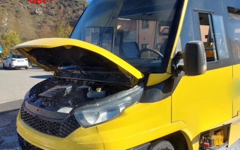 Principio d’incendio su uno scuolabus a Sabbio Chiese: nessun ferito grazie al pronto intervento dell’autista