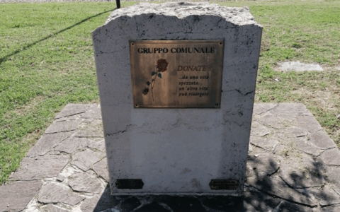 Atto vandalico contro il monumento Aido: indignazione e amarezza a Offlaga