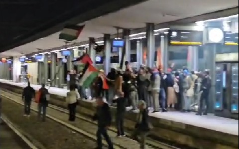Corteo ProPal a Brescia in solidarietà alla Flotilla: bloccata la stazione ferroviaria