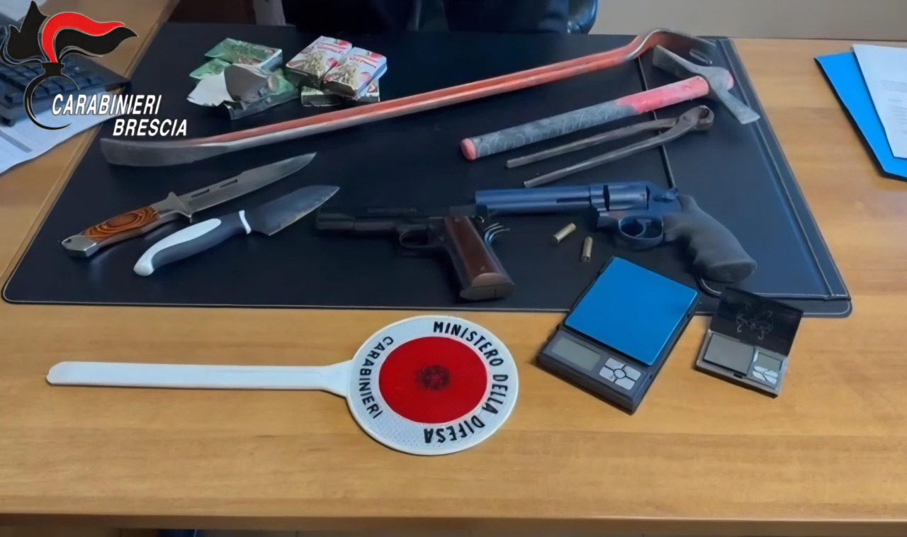 Senza patente, con un revolver in auto e la droga nel freezer: un arresto a Ospitaletto