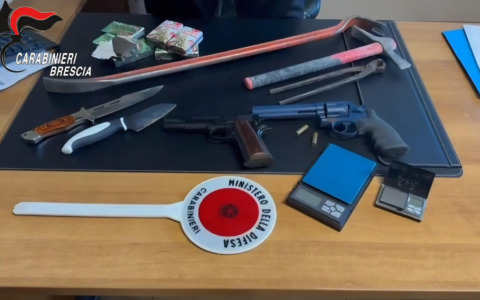 Senza patente, con un revolver in auto e la droga nel freezer: un arresto a Ospitaletto