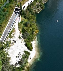 Ciclovia del Garda, i Comuni firmano l’accordo di gestione: l’opera va avanti nonostante proteste e timori