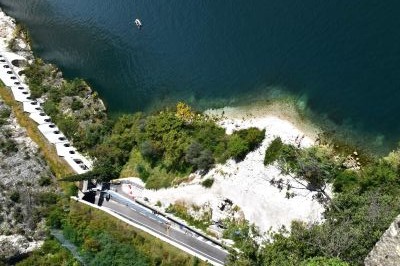 Ciclovia del Garda, i Comuni firmano l’accordo di gestione: l’opera va avanti nonostante proteste e timori