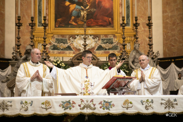 Mancano parcheggi (per i fedeli), lo sfogo dell’abate di Montichiari al sindaco: “Non ne possiamo più”