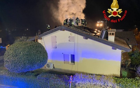 A fuoco il tetto di un’abitazione a Monticelli Brusati, l’intervento dei Vigili del Fuoco