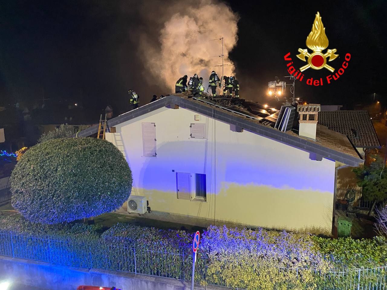 A fuoco il tetto di un’abitazione a Monticelli Brusati, l’intervento dei Vigili del Fuoco