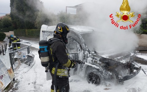 A fuoco un’auto a Gardone Riviera: l’intervento dei Vigili del Fuoco