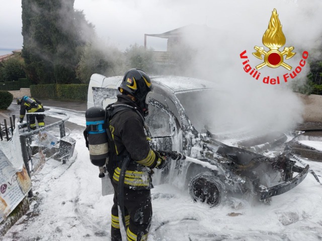 A fuoco un'auto