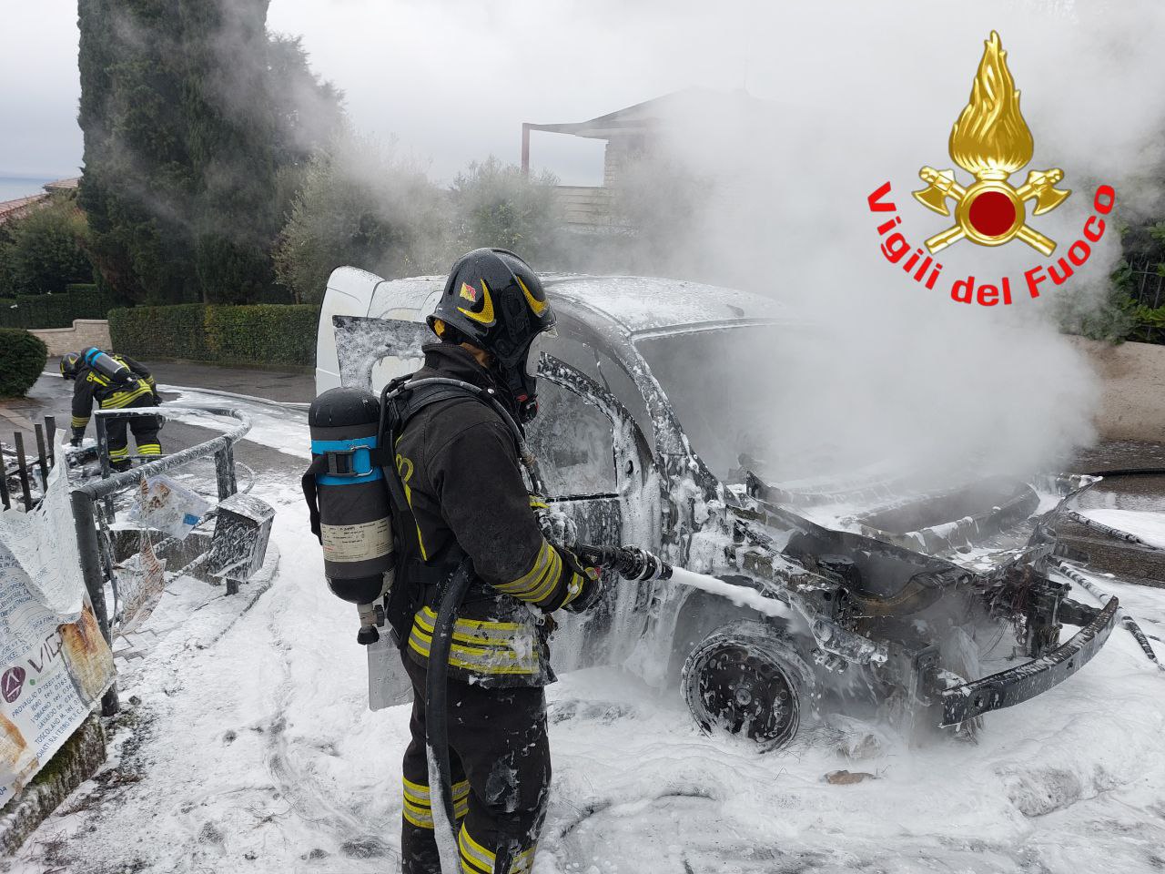 A fuoco un’auto a Gardone Riviera: l’intervento dei Vigili del Fuoco