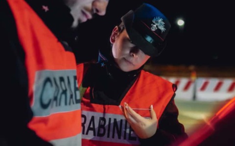 Aggredisce un 72enne per due euro: 36enne finisce in manette