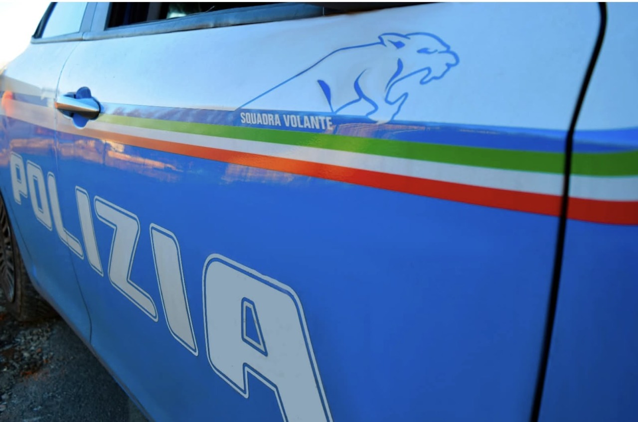 Aggrediscono gli agenti tentando di investirli e trascinarli con l’auto sull’asfalto: due arresti