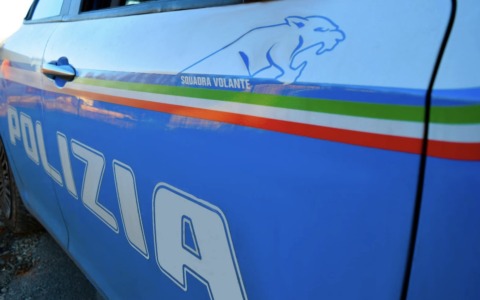 Aggrediscono gli agenti tentando di investirli e trascinarli con l’auto sull’asfalto: due arresti