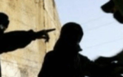 Aggredito con calci e pugni e costretto ad una rapina: due giovani in manette