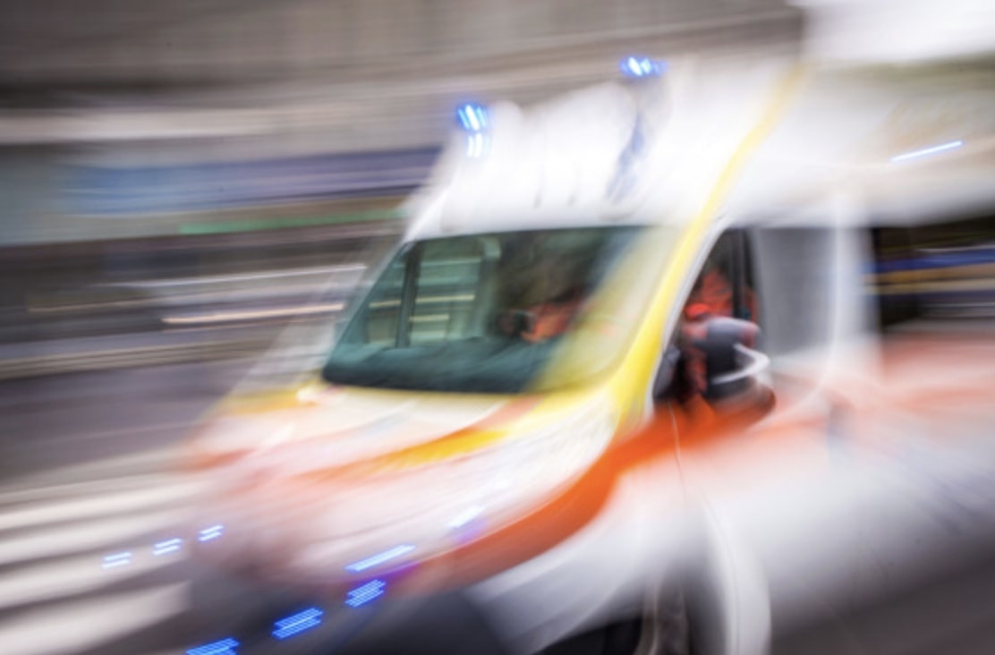 Auto finisce fuori strada a Montichiari