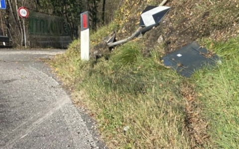 Perde il controllo dell’auto e abbatte i cartelli stradali, poi si dà alla fuga: ritrovato dalla Locale