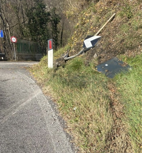 Perde il controllo dell’auto e abbatte i cartelli stradali, poi si dà alla fuga: ritrovato dalla Locale