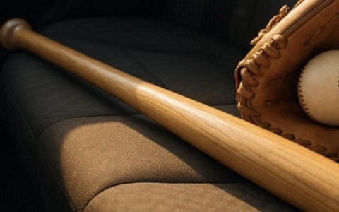 Beccati in auto con una mazza da baseball e droga: la scoperta della Locale