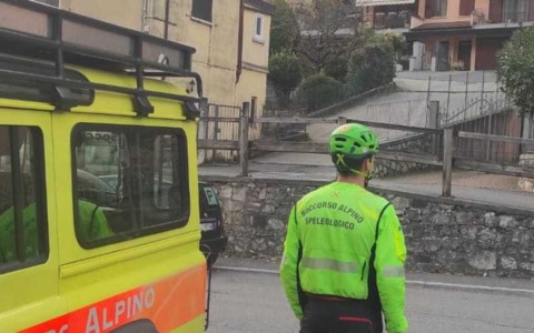 Brutta caduta per un’escursionista a 400 metri di quota: l’intervento del Cnsas