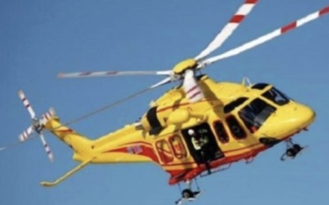 Cade al suolo, viene trovata dai soccorritori in arresto cardiaco