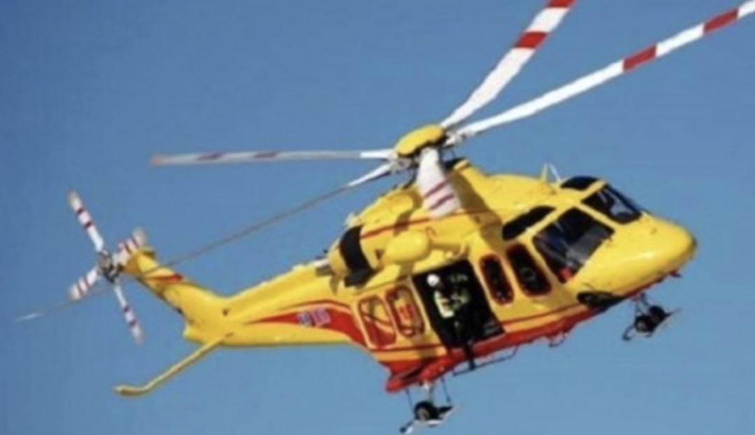 Cade al suolo, viene trovata dai soccorritori in arresto cardiaco