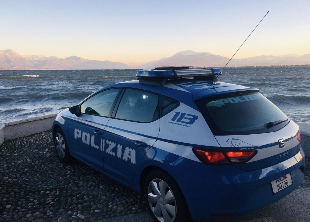Calci, pugni e morsi agli agenti della Polizia: in manette un 26enne