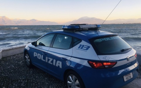 Calci, pugni e morsi agli agenti della Polizia: in manette un 26enne