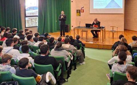 Carabinieri, lezione di legalità agli studenti a Capo di Ponte: dal bullismo al cyberbullismo
