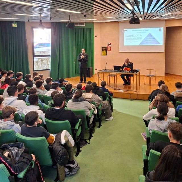 Carabinieri, lezione di legalità agli studenti a Capo di Ponte: dal bullismo al cyberbullismo