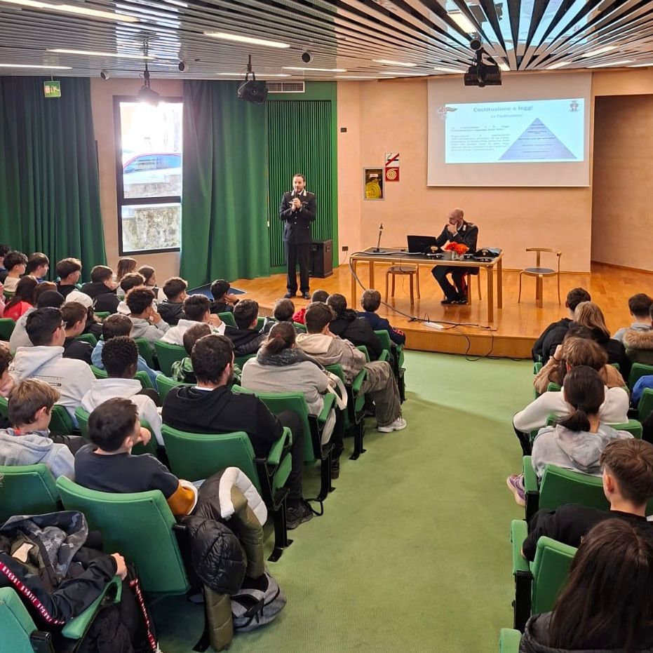 Carabinieri, lezione di legalità agli studenti a Capo di Ponte: dal bullismo al cyberbullismo