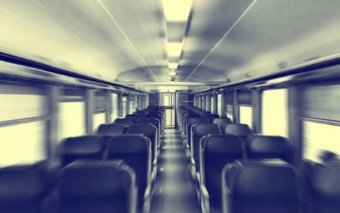 Con una bomboletta spray imbratta i convogli del treno in sosta: in manette un 40enne pluripregiudicato