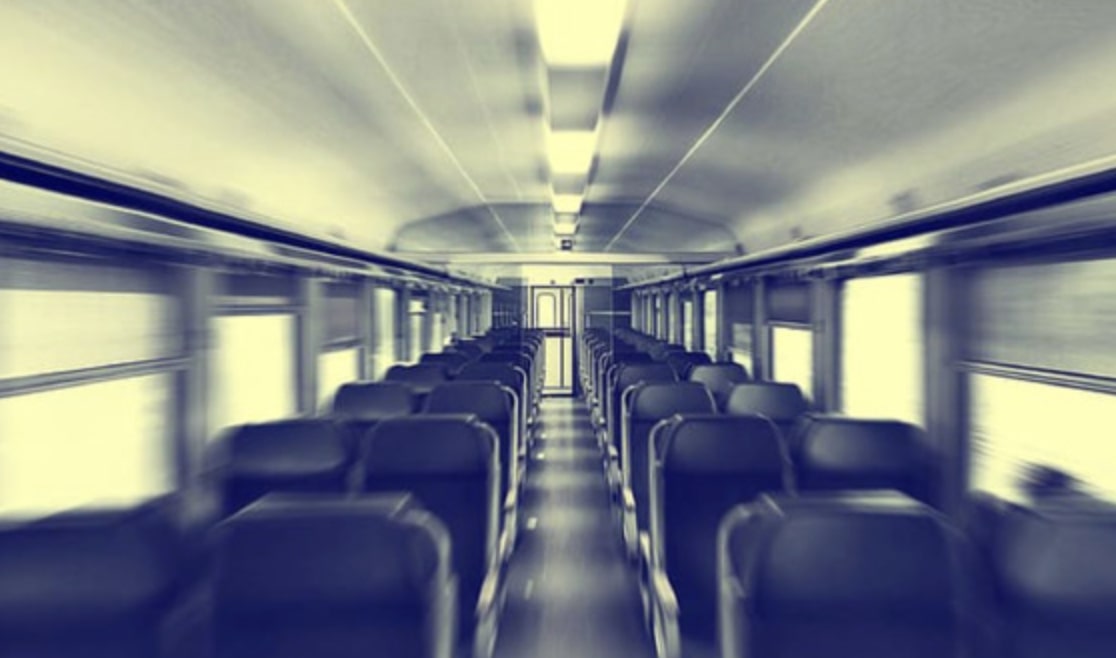 Con una bomboletta spray imbratta i convogli del treno in sosta: in manette un 40enne pluripregiudicato