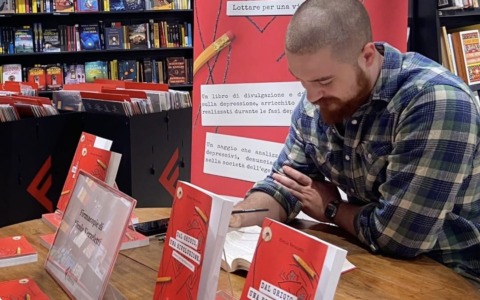 «Dal grigio, una rivoluzione»: le pagine sulla depressione di Verzeletti fanno tappa a Travagliato