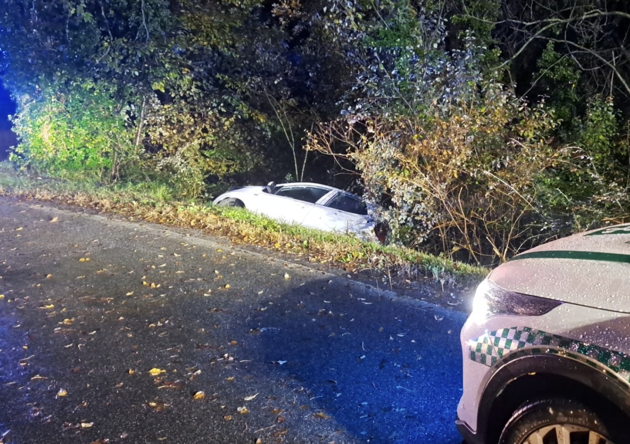 Esce di strada e si ribalta con l’auto, paura per un anziano