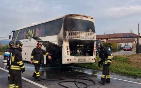 Fiamme nel vano motore di un pullman, ripercussioni sul traffico