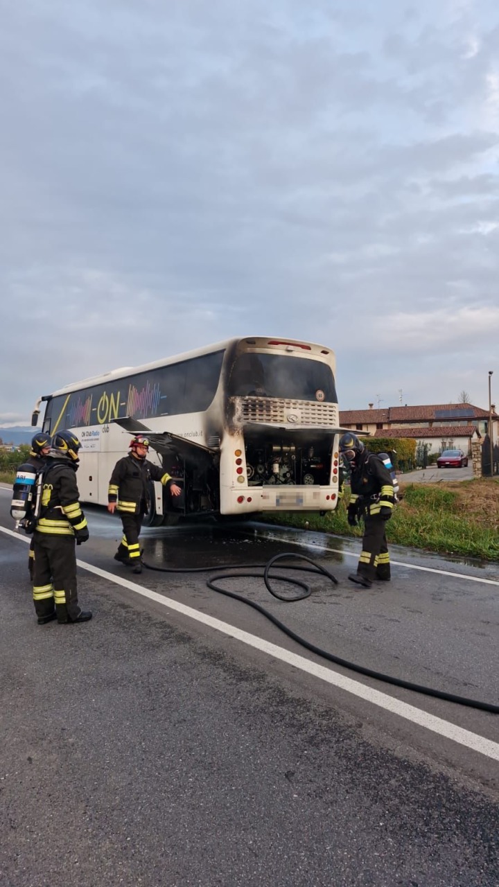 Fiamme nel vano motore di un pullman, ripercussioni sul traffico