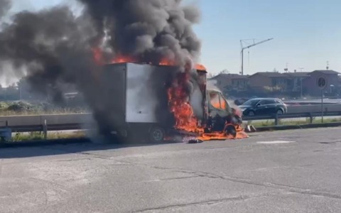 Furgone prende fuoco, paura a Dello