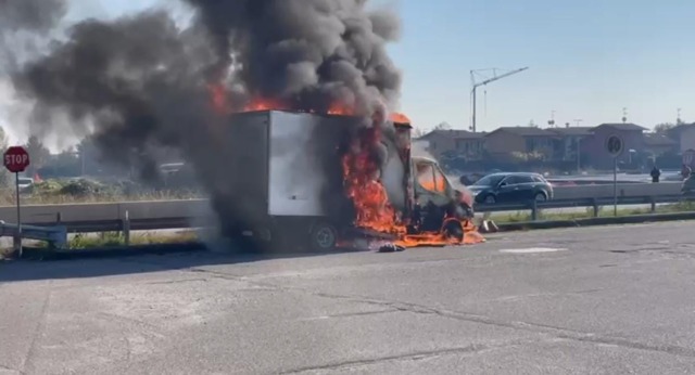 Furgone prende fuoco, paura a Dello