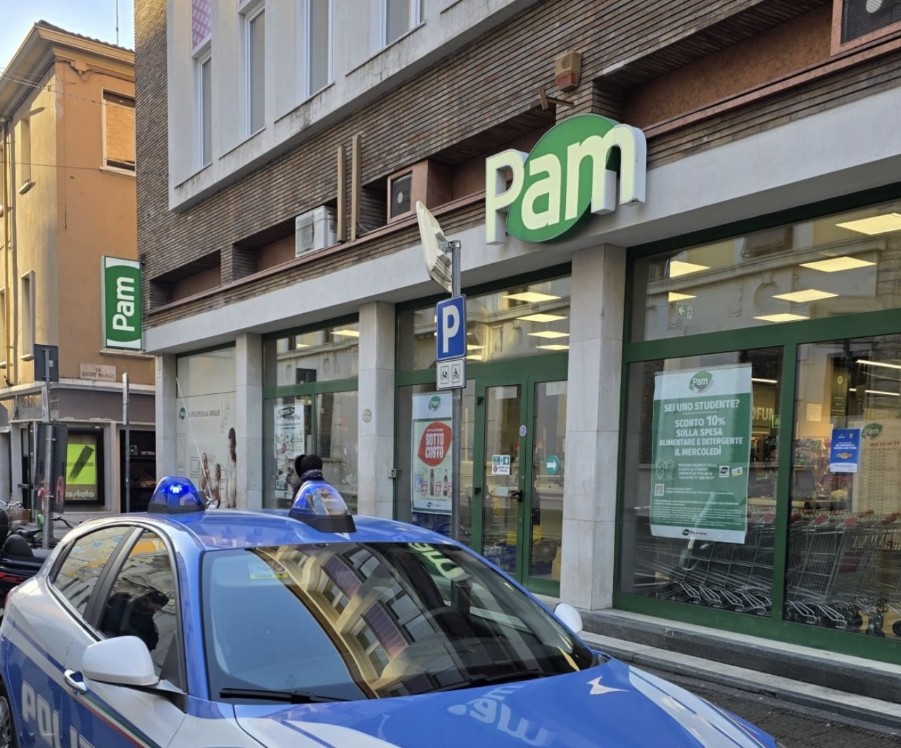 Furto al Supermercato Pam di Brescia: 30enne nasconde gli alcolici nello zaino, arrestato