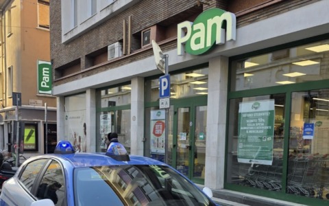 Furto al Supermercato Pam di Brescia: 30enne nasconde gli alcolici nello zaino, arrestato