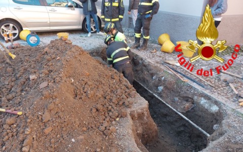 Gavardo, cane rimane incastrato in un canale: i Vigili del Fuoco salvano Perla